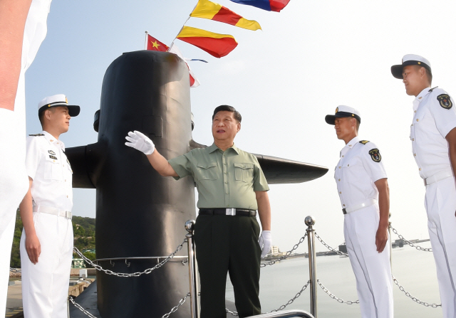 시진핑(왼쪽 두번째) 중국 국가주석이 지난 11일(현지시간) 산둥성 일대 북부전구 해군 시찰 중 핵잠수함에 올라가 군 관계자들과 이야기를 나누고 있다.  /신화연합뉴스