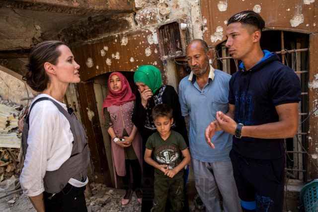 미국 배우이자 유엔난민기구(UNHCR) 특사인 앤젤리나 졸리가 16일(현지시간) 이슬람국가(IS) 격퇴전으로 파괴된 이라크 모술을 찾아 주민들과 이야기하고 있다. /UNHCR 캡처