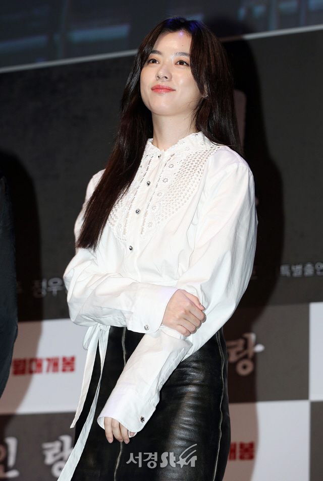 배우 한효주가 18일 오전 서울 강남구 CGV 압구정에서 열린 영화 ‘인랑’ 제작보고회에 참석하고 있다.