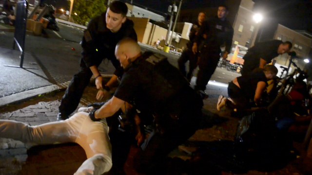 미국 경찰이 17일(현지시간) 뉴저지 트렌턴 문화축제에서 총기사고 이후 한 남성을 체포하고 있다. /페이스북 캡처