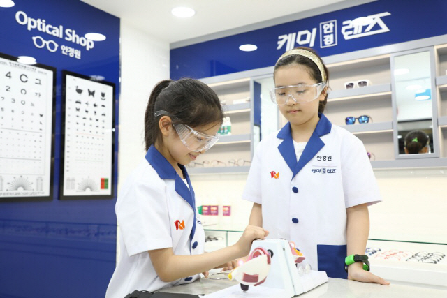 어린이들이 19일 서울 잠실 롯데월드에 자리한 케미렌즈 안경원 직업 체험관에서 안경사 체험을 하고 있다./사진제공=케미렌즈