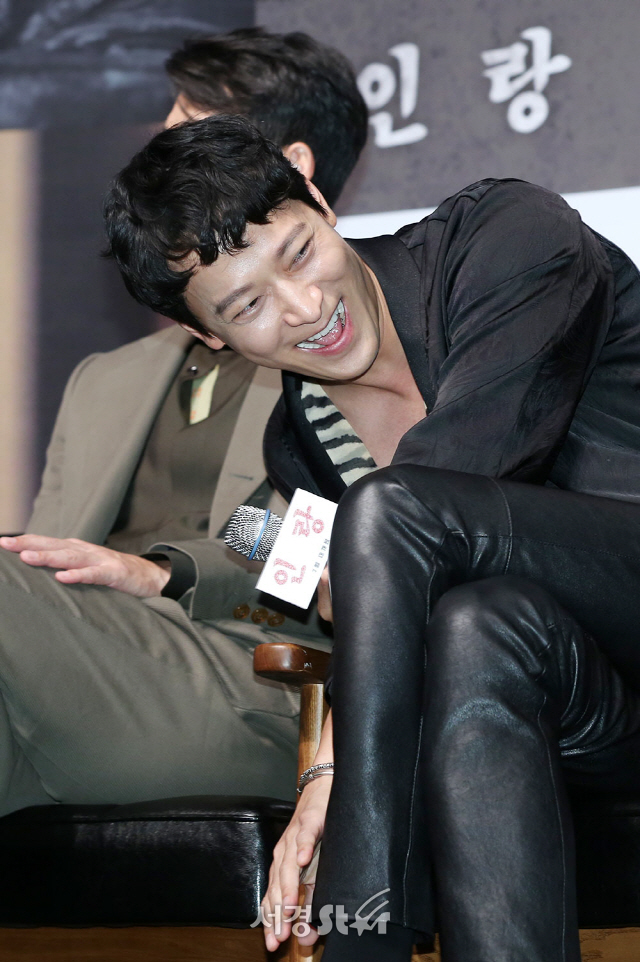 배우 강동원이 18일 오전 서울 강남구 CGV 압구정에서 열린 영화 ‘인랑’ 제작보고회에 참석해 환한 웃음을 짓고 있다.