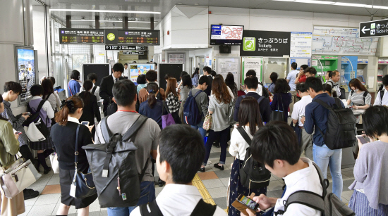 18일 오전 일본 오사카부에서 규모 5.9의 지진이 발생해 전철 운행이 중단되고 전철 개찰구가 폐쇄됐다./교토 교도=연합뉴스