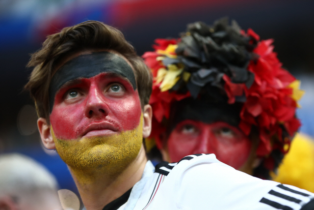 모스크바 루즈니키 스타디움을 찾은 독일 팬들이 아쉬운 표정으로 전광판을 바라보고 있다. /모스크바=TASS연합뉴스