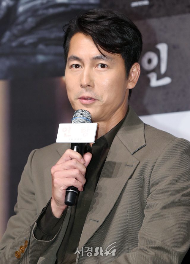 배우 정우성이 18일 오전 서울 강남구 CGV 압구정에서 열린 영화 ‘인랑’ 제작보고회에 참석해 인사말을 하고 있다.