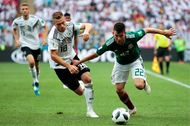 멕시코 공격수 이르빙 로사노(오른쪽)가 18일 2018러시아월드컵 독일전에서 요슈아 키미히의 수비를 따돌리고 측면을 파고들고 있다. /모스크바=타스연합뉴스