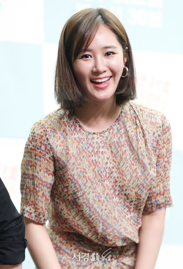 소녀시대 유리가 18일 오후 서울 마포구 스탠포드호텔 그랜드볼룸에서 열린 JTBC 예능프로그램 ‘김제동의 톡투유2-행복한가요 그대’ 제작발표회에 참석해 미소를 짓고 있다.