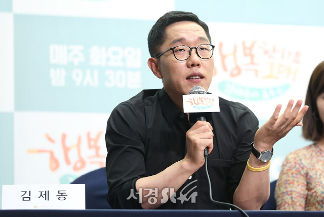 방송인 김제동이 18일 오후 서울 마포구 스탠포드호텔 그랜드볼룸에서 열린 JTBC 예능프로그램 ‘김제동의 톡투유2-행복한가요 그대’ 제작발표회에 참석해 질문에 답변을 하고 있다.