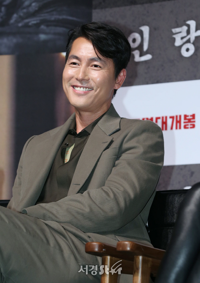 배우 정우성이 18일 오전 서울 강남구 CGV 압구정에서 열린 영화 ‘인랑’ 제작보고회에 참석해 미소를 짓고 있다.
