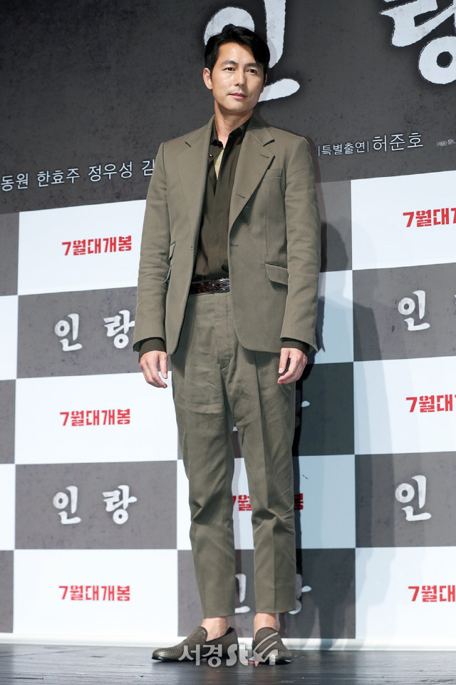 배우 정우성이 18일 오전 서울 강남구 CGV 압구정에서 열린 영화 ‘인랑’ 제작보고회에 참석해 포토타임을 갖고 있다.