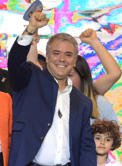 Newly elected Colombian president Ivan Duque celebrates with supporters in Bogota, after winning the presidential runoff election on June 17, 2018.  Conservative Ivan Duque won Colombia‘s presidential election Sunday after a campaign that turned into a referendum on a landmark 2016 peace deal with FARC rebels, which he pledged to overhaul.   / AFP PHOTO / Raul Arboleda      <저작권자(c) 연합뉴스, 무단 전재-재배포 금지>