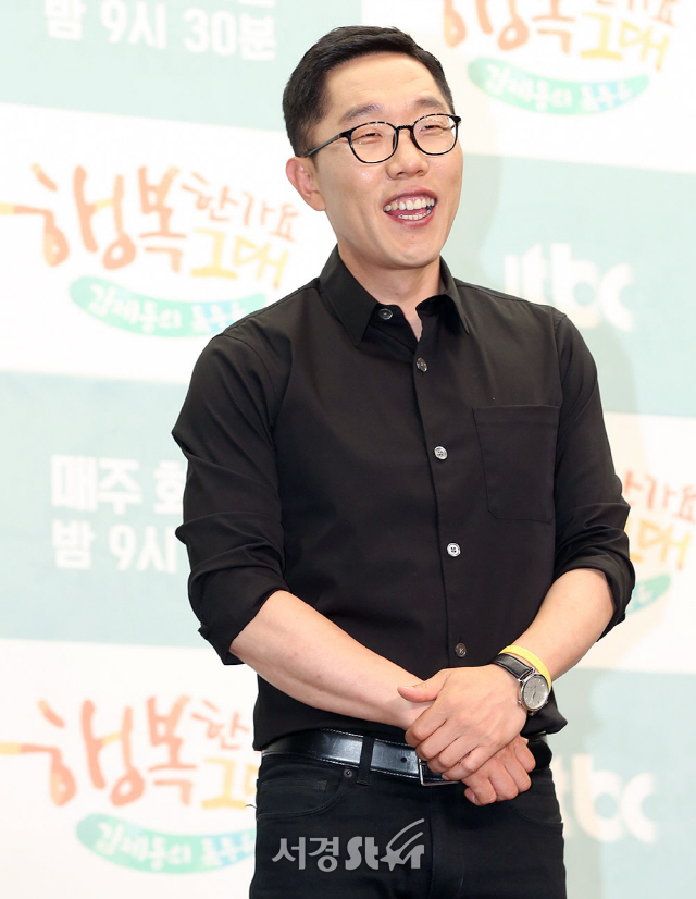 방송인 김제동이 18일 오후 서울 마포구 스탠포드호텔 그랜드볼룸에서 열린 JTBC 예능프로그램 ‘김제동의 톡투유2-행복한가요 그대’ 제작발표회에 참석해 포토타임을 갖고 있다./사진=조은정 기자