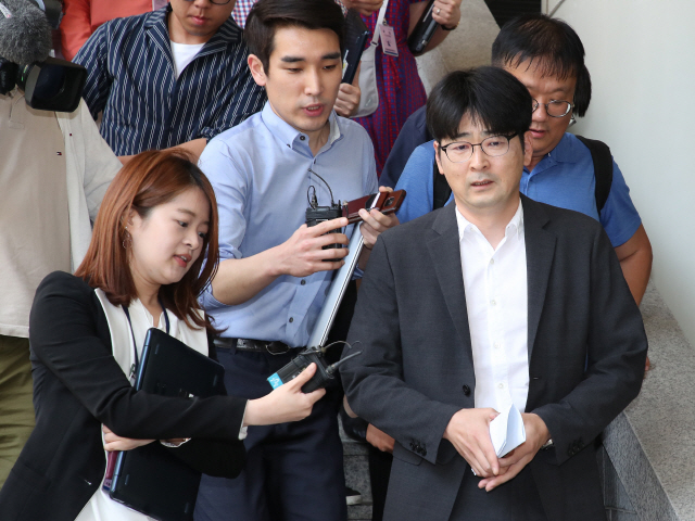 '불법 선거운동 혐의' 탁현민 1심서 벌금 70만원 선고