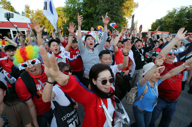 한국과 스웨덴전을 하루 앞둔 17일(현지시간) 러시아 니즈니 노브고로드 미닌&포자르스키 광장에 마련된 ‘팬 페스트’ 현장 앞에서 붉은 악마가 열띤 응원을 펼치고 있는 모습./연합뉴스