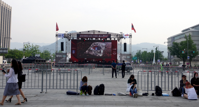 러시아 월드컵 예선 스웨덴과 첫 경기가 열리는 18일 오전 출근길에 서울 광화문 광장에 거리응원전을 위한 세트장이 마련돼 있다./연합뉴스