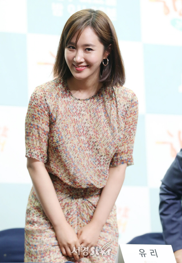 소녀시대 유리가 18일 오후 서울 마포구 스탠포드호텔 그랜드볼룸에서 열린 JTBC 예능프로그램 ‘김제동의 톡투유2-행복한가요 그대’ 제작발표회에 참석해 인사를 하고 있다.
