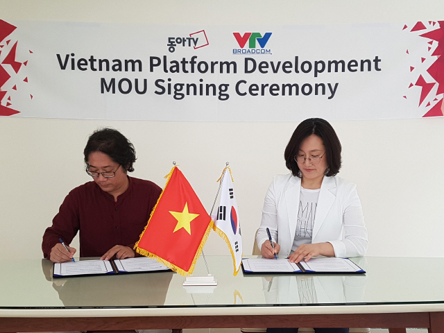 지난 15일 동아TV 박란(오른쪽) 대표와 베트남 VTVB 대표 Tran Nam Trung이 베트남 호치민 VTVB 본사에서 업무협약을 체결하고 있다./사진제공=LF