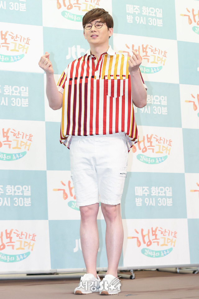 커피소년이 18일 오후 서울 마포구 스탠포드호텔 그랜드볼룸에서 열린 JTBC 예능프로그램 ‘김제동의 톡투유2-행복한가요 그대’ 제작발표회에 참석해 포토타임을 갖고 있다.