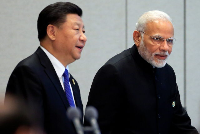 시진핑(왼쪽) 중국 국가주석과 나렌드라 모디 인도 총리 /로이터연합뉴스