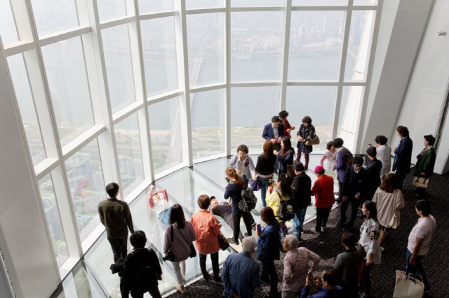 롯데월드타워 122층에 위치한 전망대 ‘서울스카이’에서 관광객들이 서울의 전경을 내려다보고 있다. /사진제공=롯데물산
