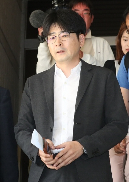 ‘불법 선거운동’ 탁현민 행정관 벌금 70만원 선고