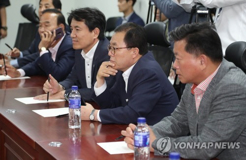 한국당 재선의원들 선거참패에 '당해체, 초선 당대표'카드 내놨지만... '합의'는 없었다