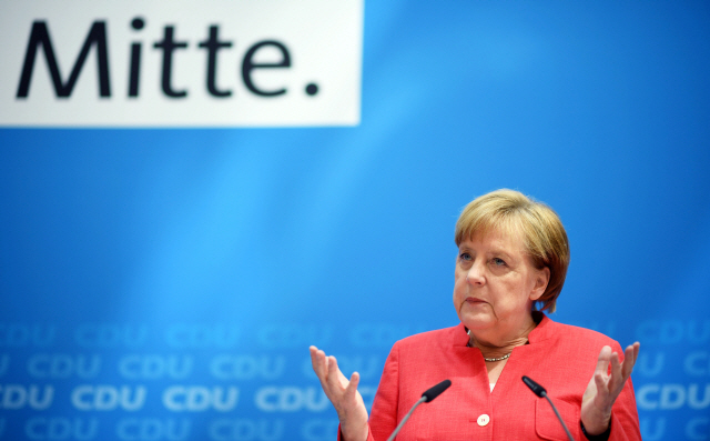 앙겔라 메르켈 독일 총리가 18일(현지시간) 베를린 기독민주당(CDU) 본부에서 지도부 회담 후 기자들의 질문에 답하고 있다.    /베를린=EPA연합뉴스