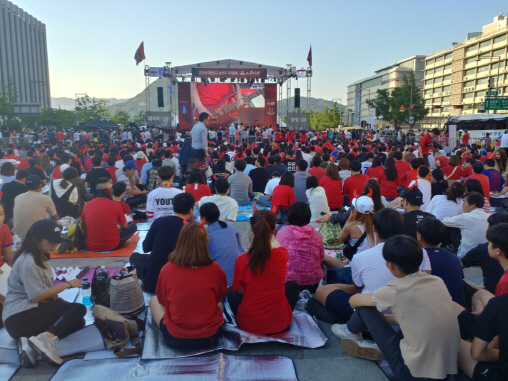 18일 서울 광화문 광장 일대에서 붉은악마 옷을 입은 시민들이 응원전에 참여하고 있다. /신다은기자