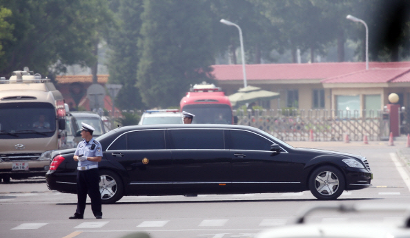 19일 오전 중국 베이징 서우두 공항 국빈터미널에서 김 위원장의 전용차량이 나오고 있는 모습./연합뉴스