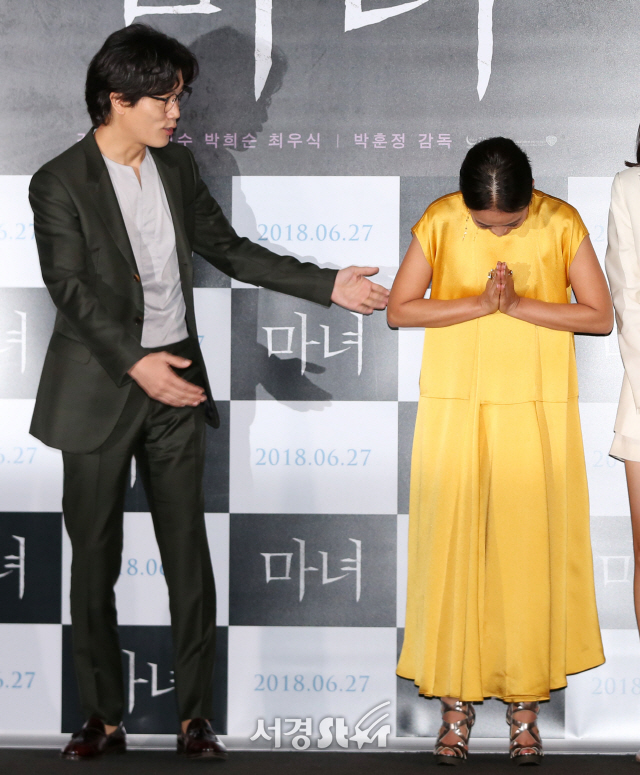배우 박희순, 조민수가 19일 오후 서울 용산구 CGV용산아이파크몰에서 열린 영화 ‘마녀’ 언론시사회에 참석해 포토타임을 갖고 있다.