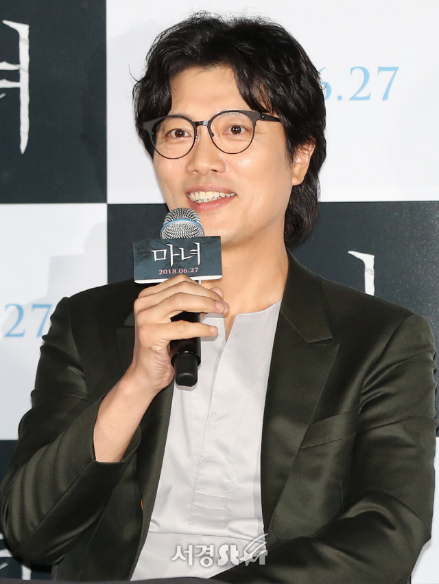 배우 박희순이 19일 오후 서울 용산구 CGV용산아이파크몰에서 열린 영화 ‘마녀’ 언론시사회에 참석해 인사말을 하고 있다.