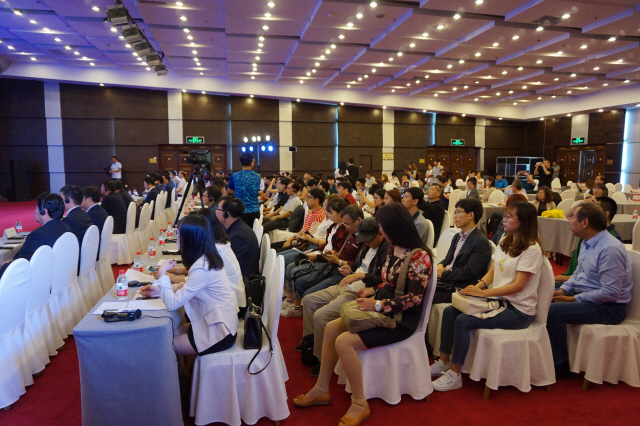 19일 중국 하얼빈에서 열린 ‘한중 기업상담회’에서 참가자들이 강연을 경청하고 있다./사진제공=이노비즈협회