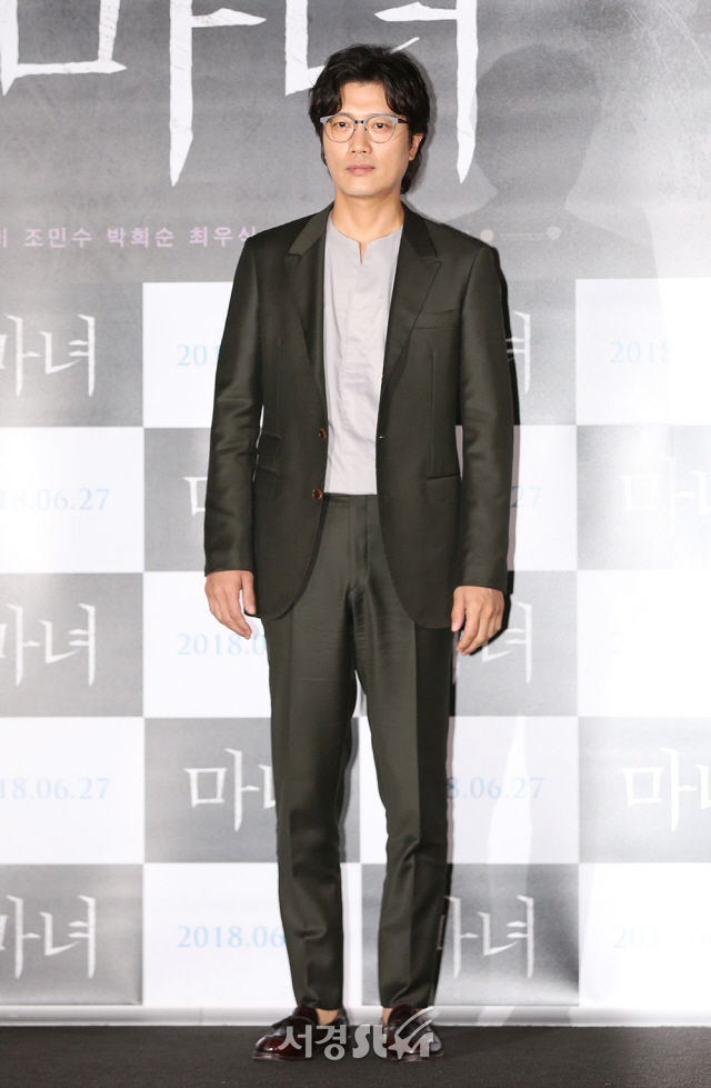 배우 박희순이 19일 오후 서울 용산구 CGV용산아이파크몰에서 열린 영화 ‘마녀’ 언론시사회에 참석해 포토타임을 갖고 있다.