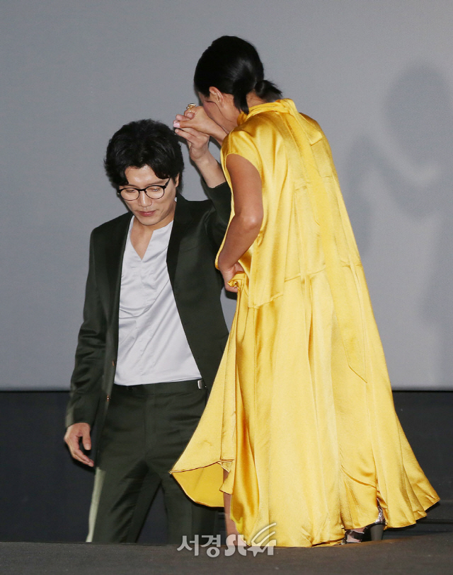 배우 박희순, 조민수가 19일 오후 서울 용산구 CGV용산아이파크몰에서 열린 영화 ‘마녀’ 언론시사회에 참석해 계단을 내려가고 있다.