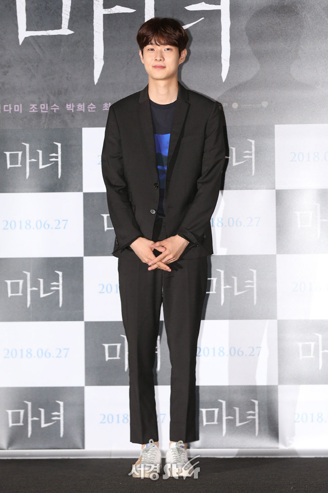 배우 최우식이 19일 오후 서울 용산구 CGV용산아이파크몰에서 열린 영화 ‘마녀’ 언론시사회에 참석해 포토타임을 갖고 있다.
