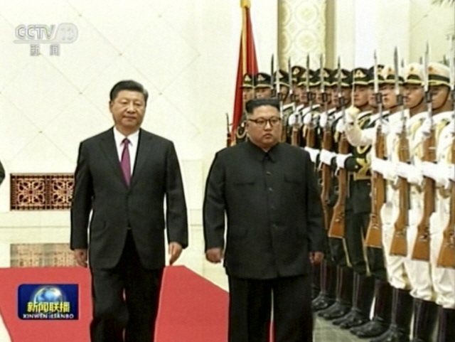 19일(현지시간) 중국을 공식 방문한 김정은(오른쪽) 북한 국무위원장이 베이징 인민대회당에서 시진핑 중국 국가주석과 중국군 의장대를 사열하고 있다. /베이징=AP연합뉴스