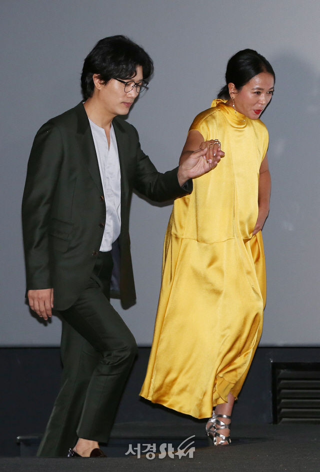 19일 오후 서울 용산구 CGV용산아이파크몰에서 열린 영화 ‘마녀’ 언론시사회에 참석한 배우 조민수가 박희순의 에스코트를 받으며 입장하고 있다.