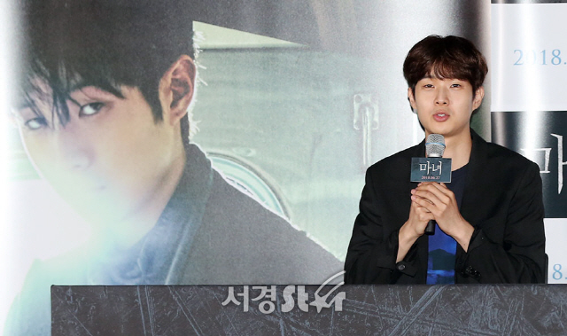 배우 최우식이 19일 오후 서울 용산구 CGV용산아이파크몰에서 열린 영화 ‘마녀’ 언론시사회에 참석해 인사말을 하고 있다.