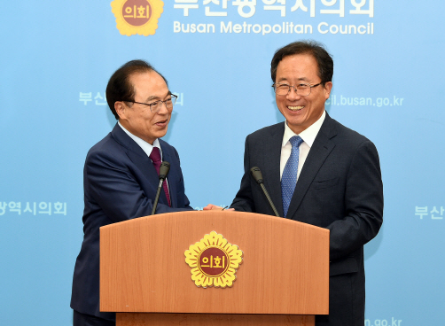 오거돈(왼쪽) 부산시장 당선자와 김석준 부산시교육감이 19일 오후 부산시의회 브리핑룸에서 ‘아이 키우기 좋은 부산 만들기’를 위한 공동협약을 체결하고 있다./사진제공=부산시교육청