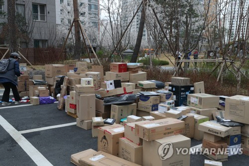 국토교통부는 택배대란을 막기 위해 지상공원형 아파트의 지하주차장 높이를 높이는 내용의 개정안을 입법예고한다고 19일 밝혔다./출처=연합뉴스