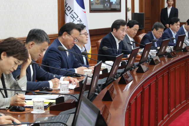 이낙연 국무총리가 19일 서울 세종로 정부서울청사에서 열린 국무회의에서 발언하고 있다./출처=연합뉴스