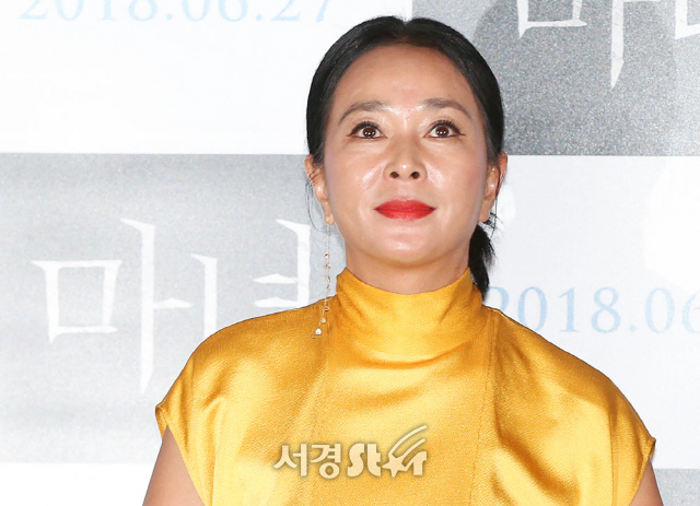 배우 조민수가 19일 오후 서울 용산구 CGV용산아이파크몰에서 열린 영화 ‘마녀’ 언론시사회에 참석하고 있다.