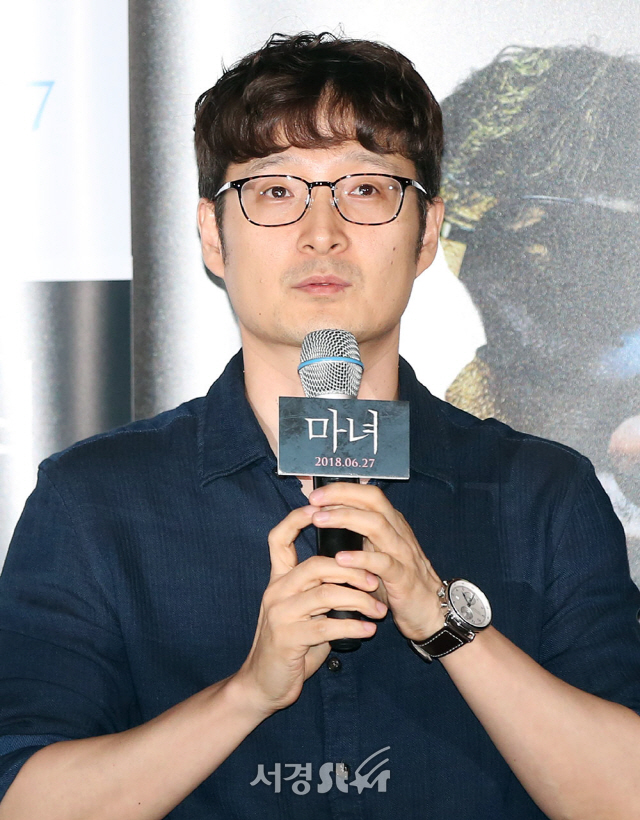 박훈정 감독이 19일 오후 서울 용산구 CGV용산아이파크몰에서 열린 영화 ‘마녀’ 언론시사회에 참석해 인사말을 하고 있다.