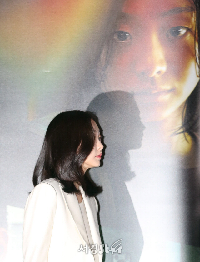 배우 김다미가 19일 오후 서울 용산구 CGV용산아이파크몰에서 열린 영화 ‘마녀’ 언론시사회에 참석해 포토타임을 갖고 있다.