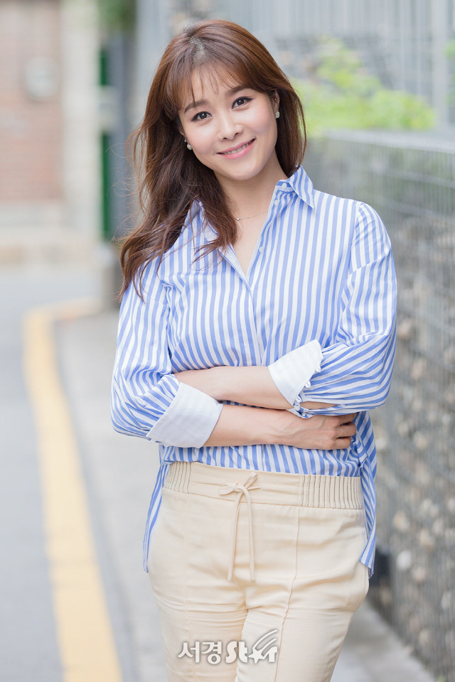 가수 겸 뮤지컬 배우 옥주현이 19일 오후 서울 종로구 한 카페에서 인터뷰에 앞서 포즈를 취하고 있다.