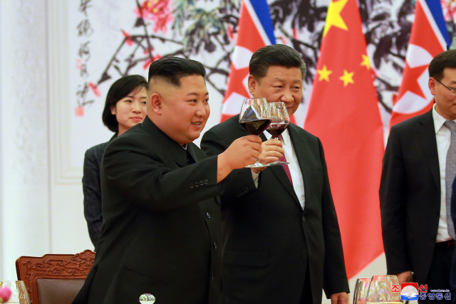 중국을 방문한 김정은 북한 국무위원장이 19일 중국 베이징 인민대회당에서 열린 공식 환영식에서 시진핑 중국 국가주석과 건배하고 있다./출처=연합뉴스