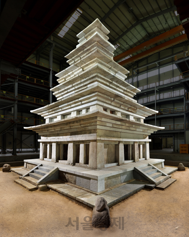 '국보' 익산 미륵사지 석탑, 7세기 백제 때 모습 되찾다