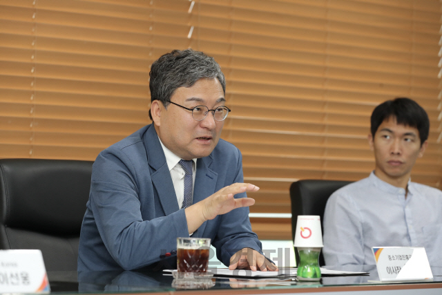 20일 서울 역삼동 청년창업사관학교 어울림터에서 이상직 중진공 이사장이 청년창업사관학교 우수 졸업기업 대표 15명과 간담회를 가지고 있다. /사진제공=중진공