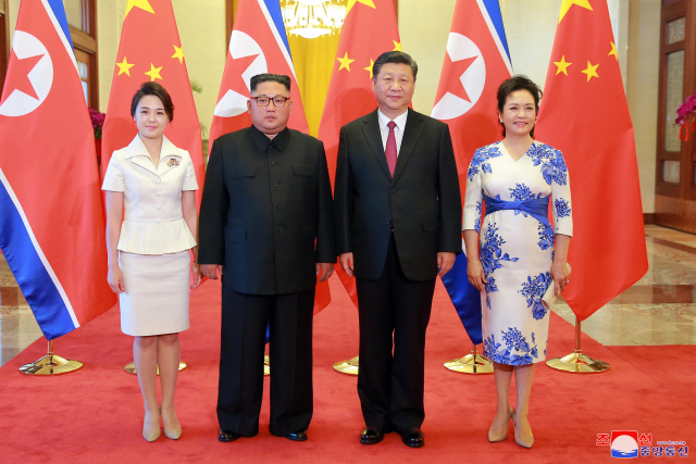 중국을 방문한 김정은 북한 국무위원장 부부가 19일 중국 베이징 인민대회당에서 열린 공식 환영식에서 시진핑 중국 국가주석 부부와 기념촬영을 하고 있다. /출처=연합뉴스