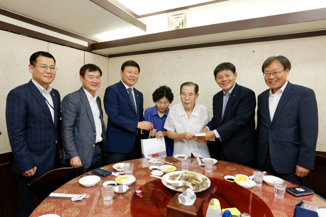 군인공제회, 나눔축산운동본부, 구로구 소상공인연합회 관계자들이 20일 6·25참전 국가 유공자에게 위문금을 전달하고 있다. /사진제공=군인공제회